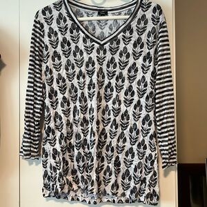 Top women’s size small (fits like s/m). Black and white print. NWOT.